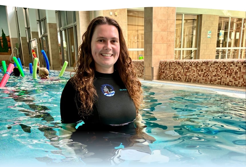 Franzi im Schwimmbecken mit Kindern